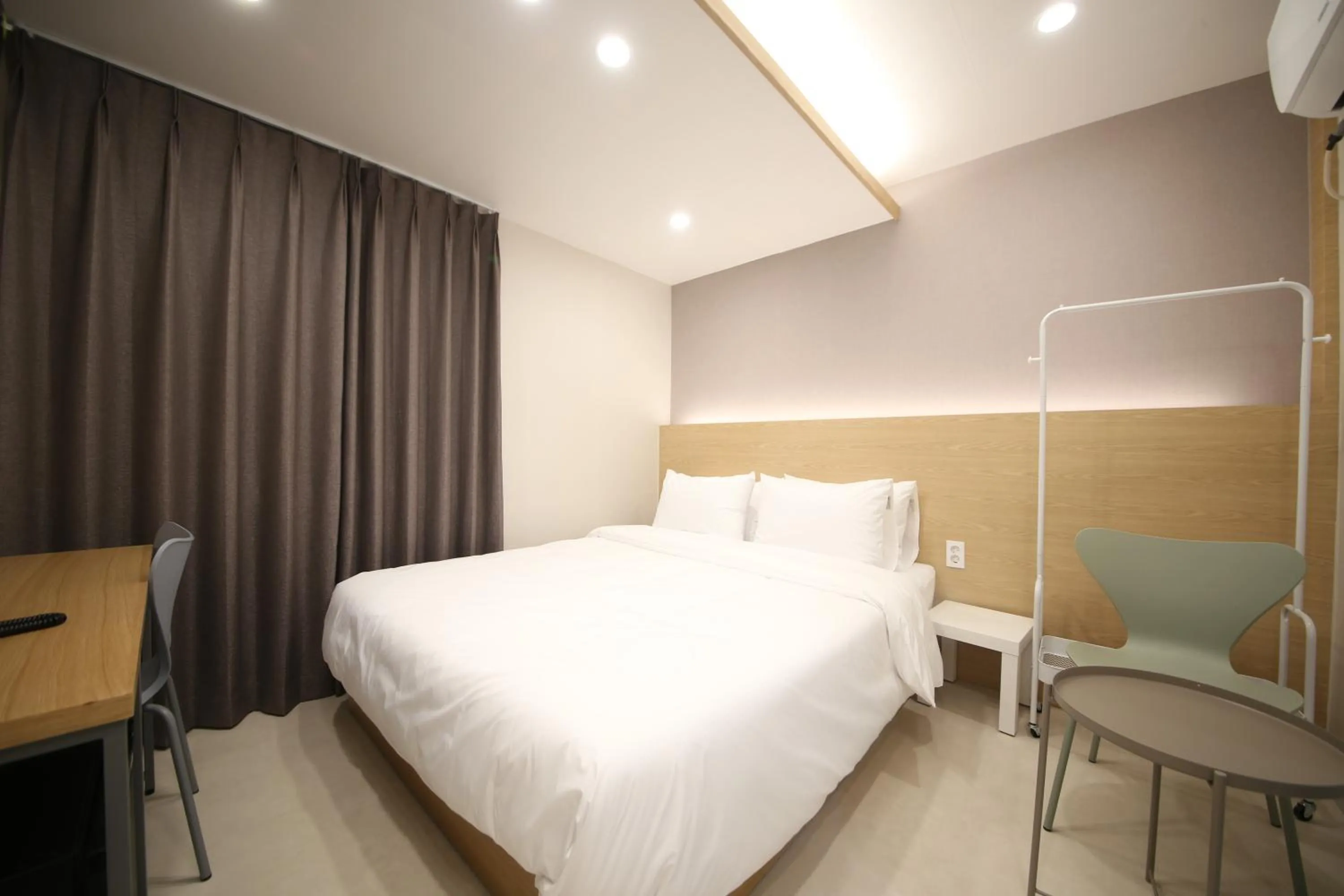 Bed in Calm Rest Hotel Masan