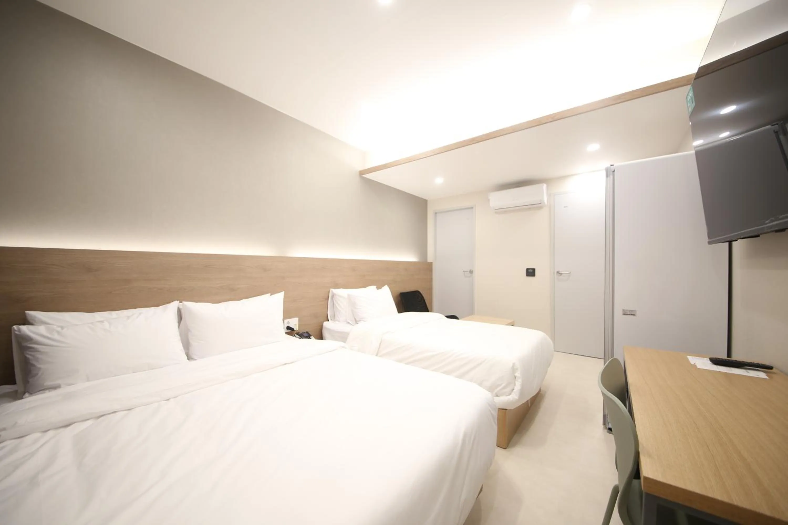 Bed in Calm Rest Hotel Masan
