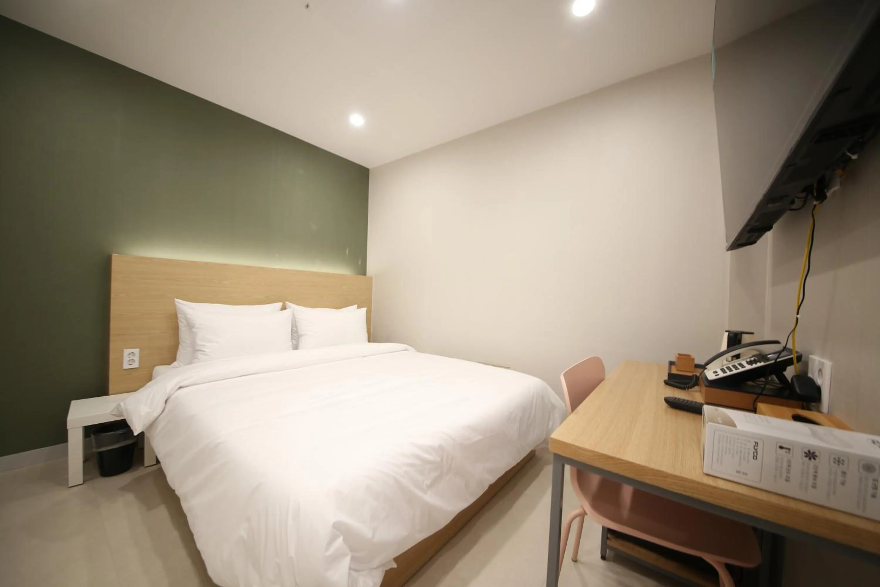 Bed in Calm Rest Hotel Masan