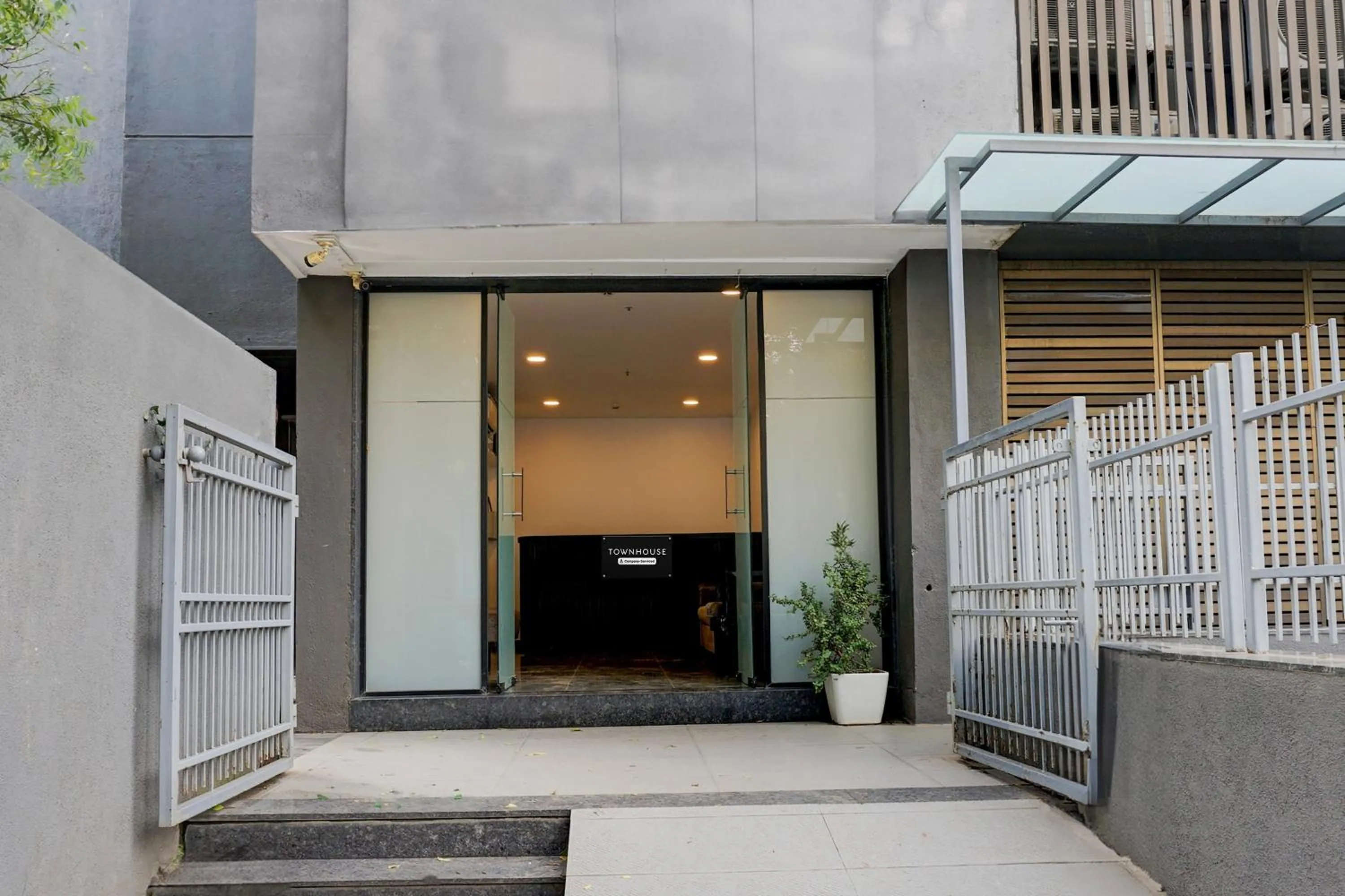 Facade/entrance in Super Townhouse Balewadi