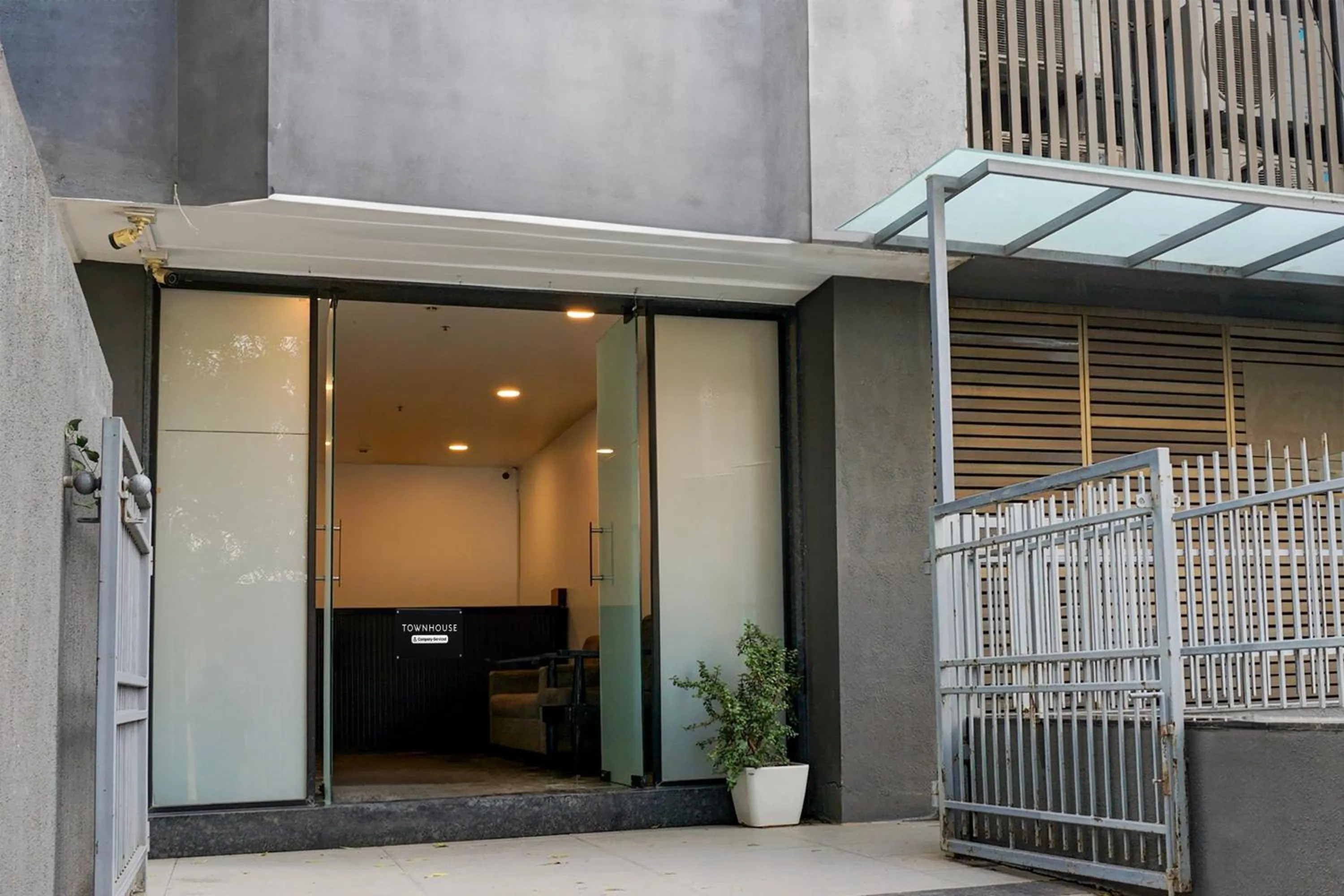 Facade/entrance in Super Townhouse Balewadi