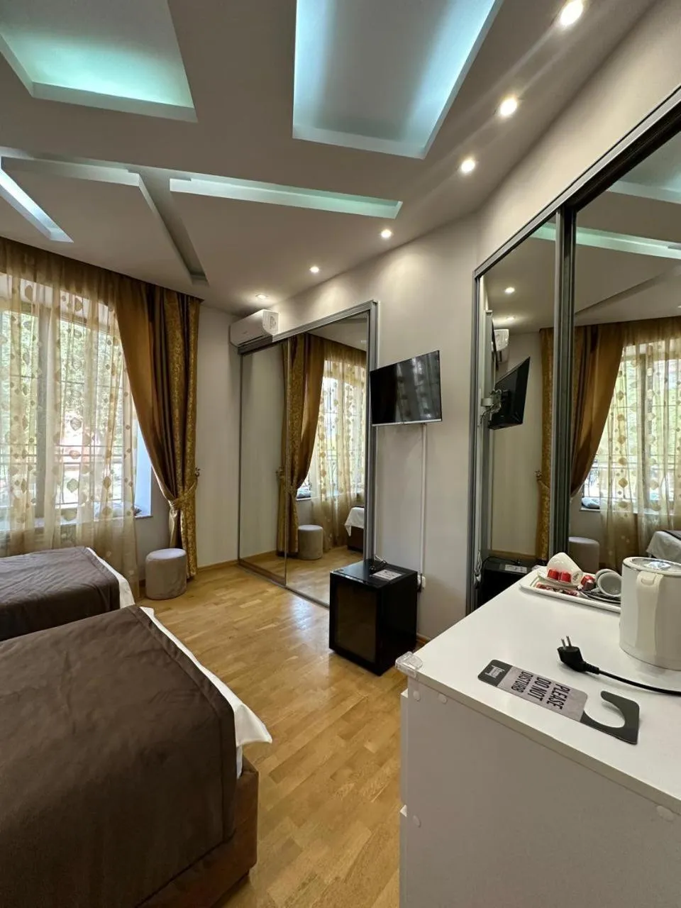 Communal lounge/ TV room, Bed in Ser In Hotel