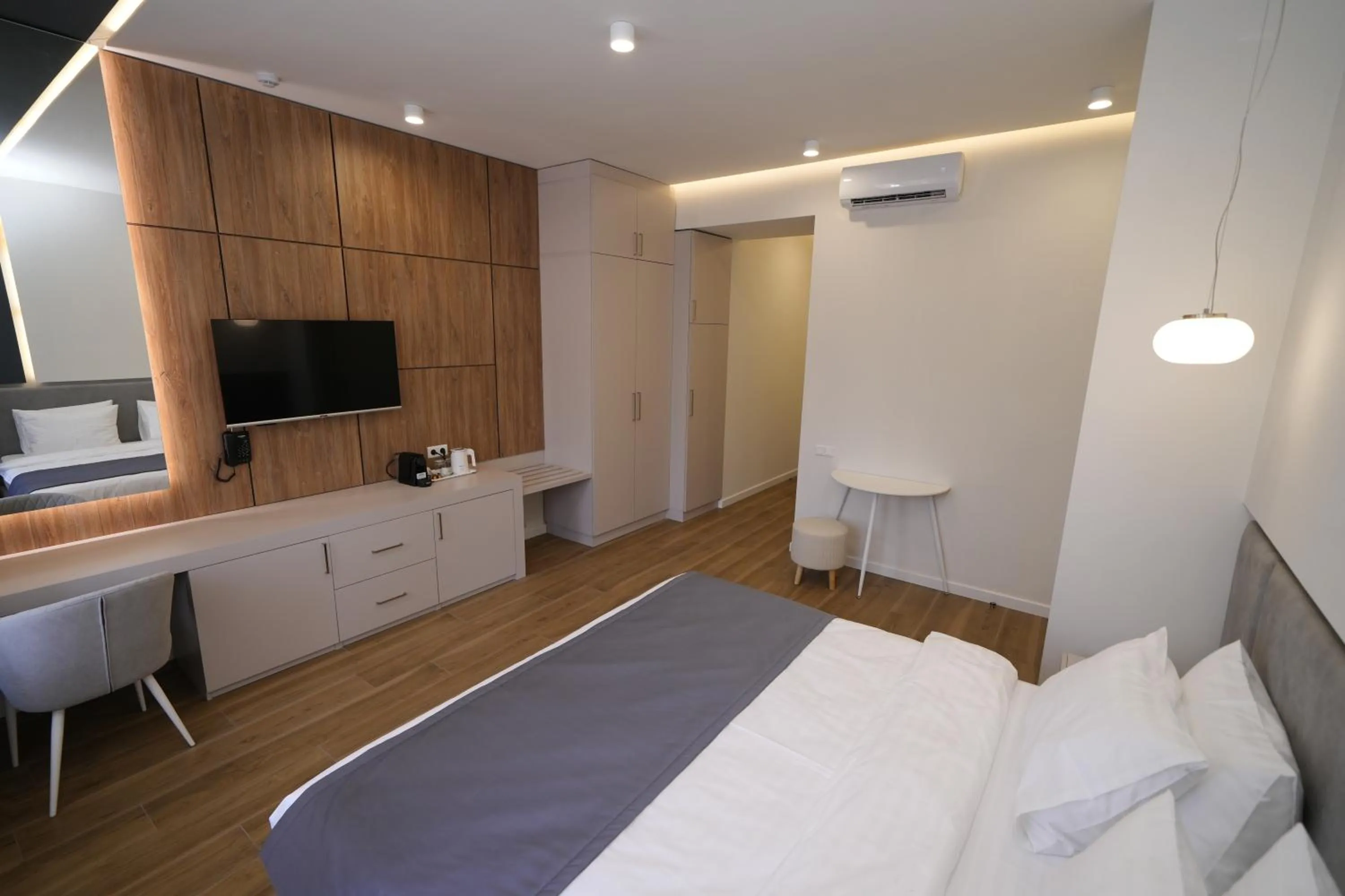 Communal lounge/ TV room, Bed in Ser In Hotel