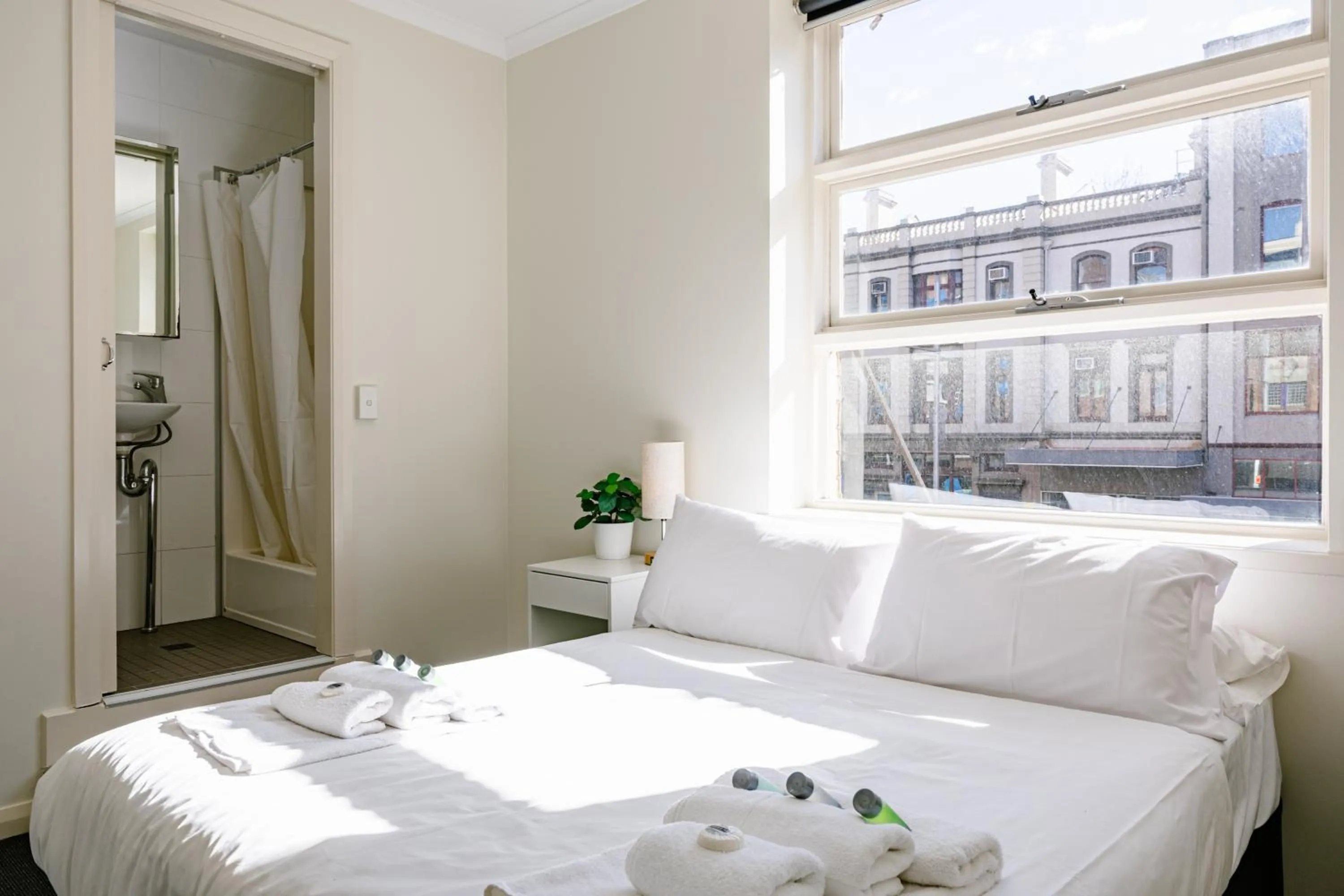 Shower, Bed in Bar Broadway