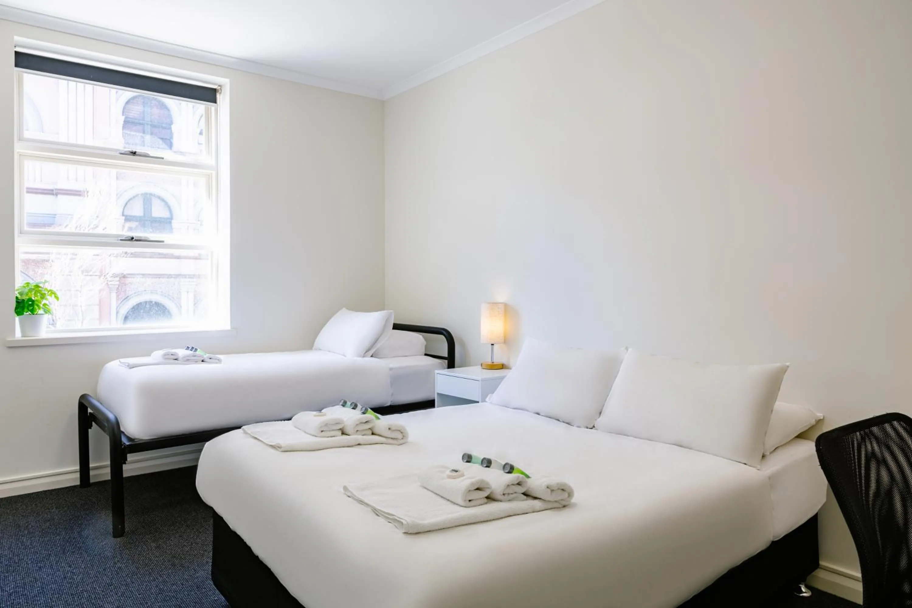 Bedroom, Bed in Bar Broadway