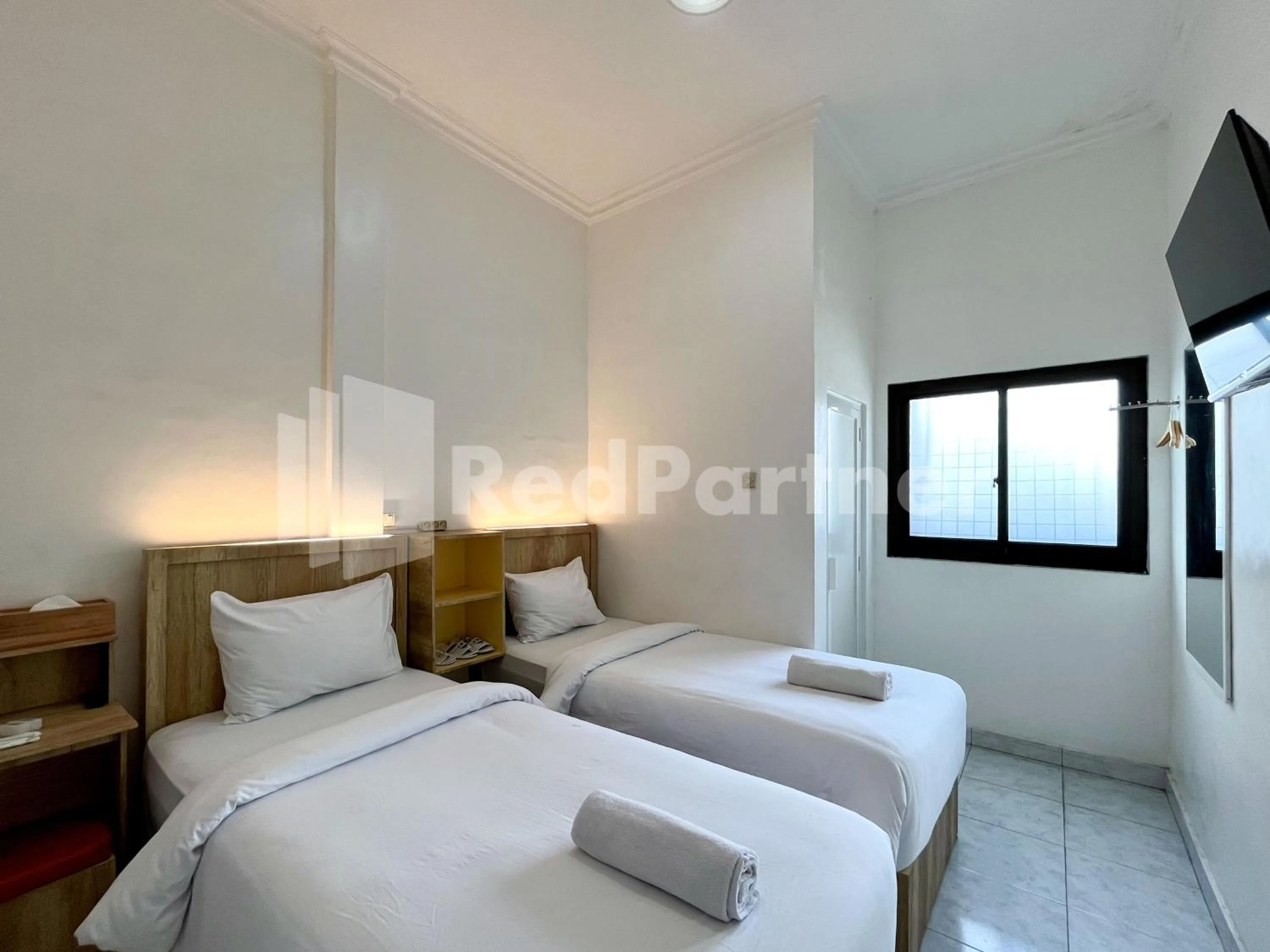 Standard Twin Room in D Palma Near Lokananta Manahan Mitra RedDoorz