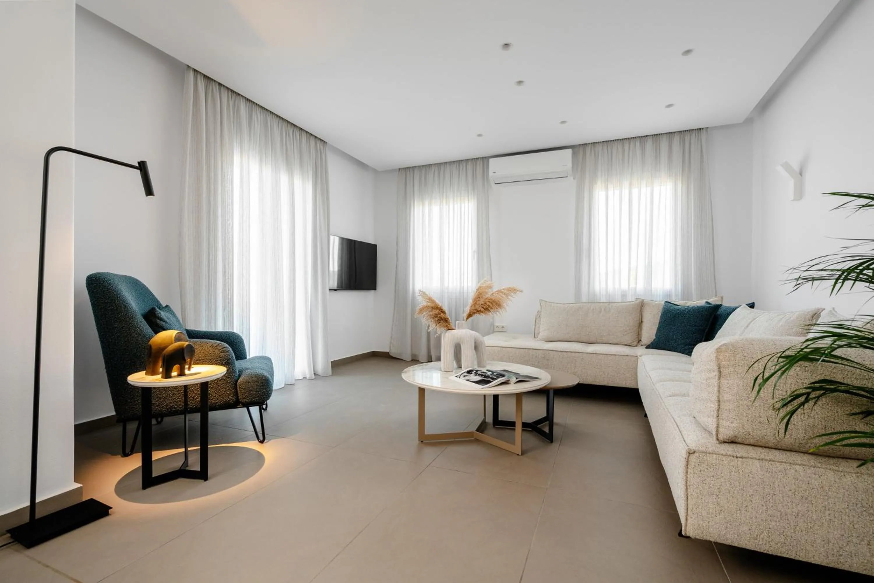 TV and multimedia in Thalelion 3 bedroom Villas with private pool and Jacuzzi