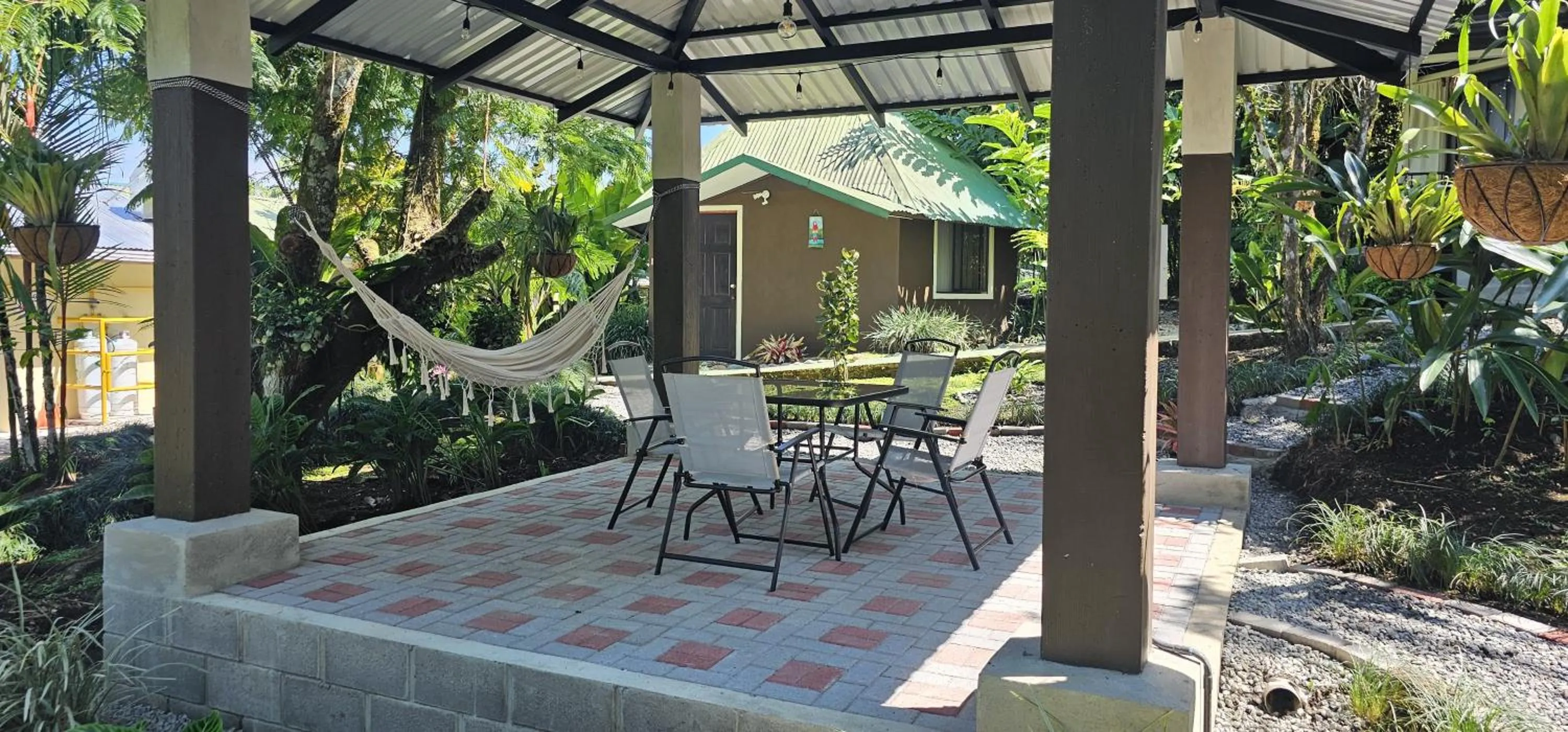 Day in Cabañas Green House