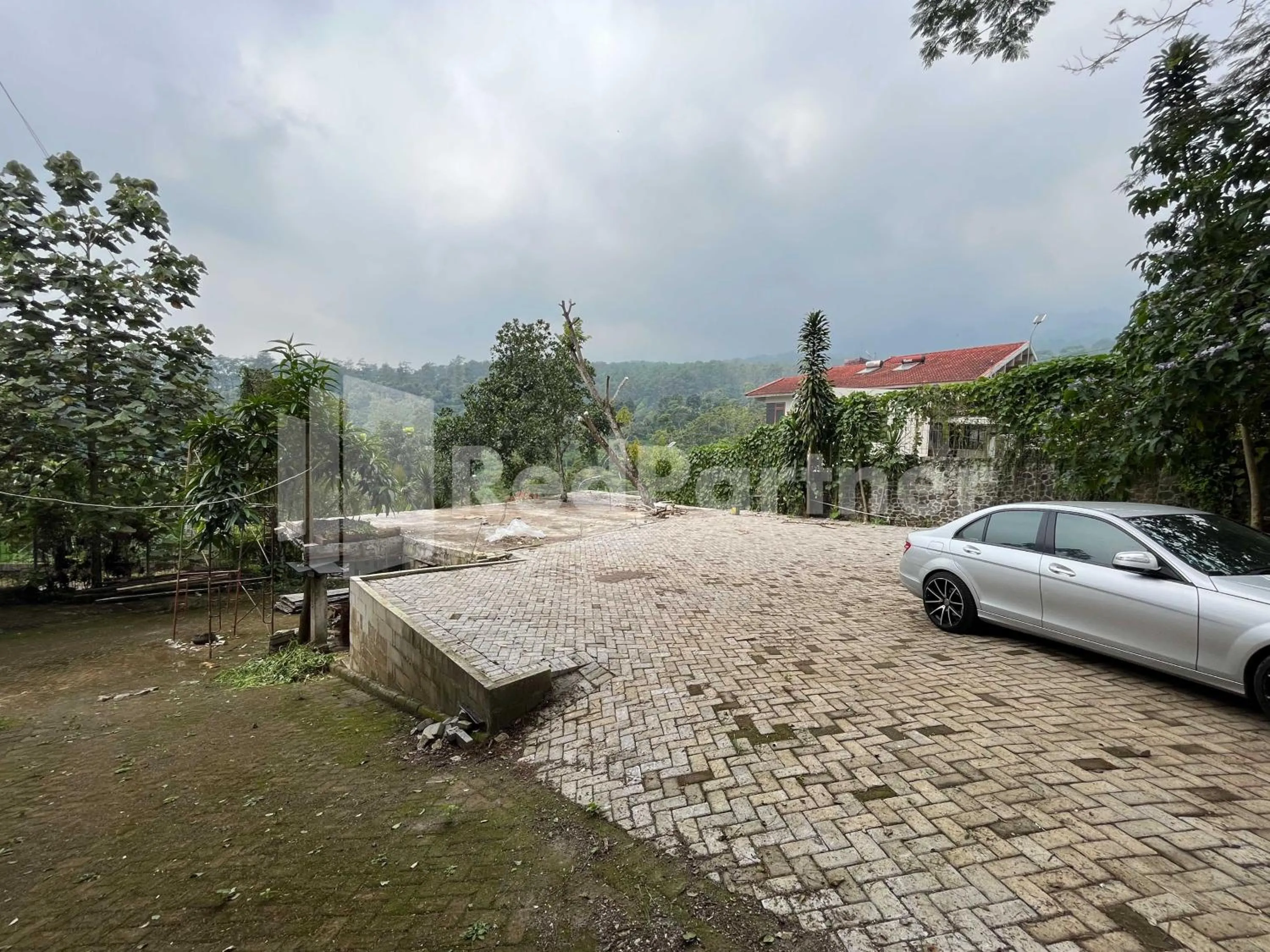 Parking in Villa A2 Trawas RedPartner