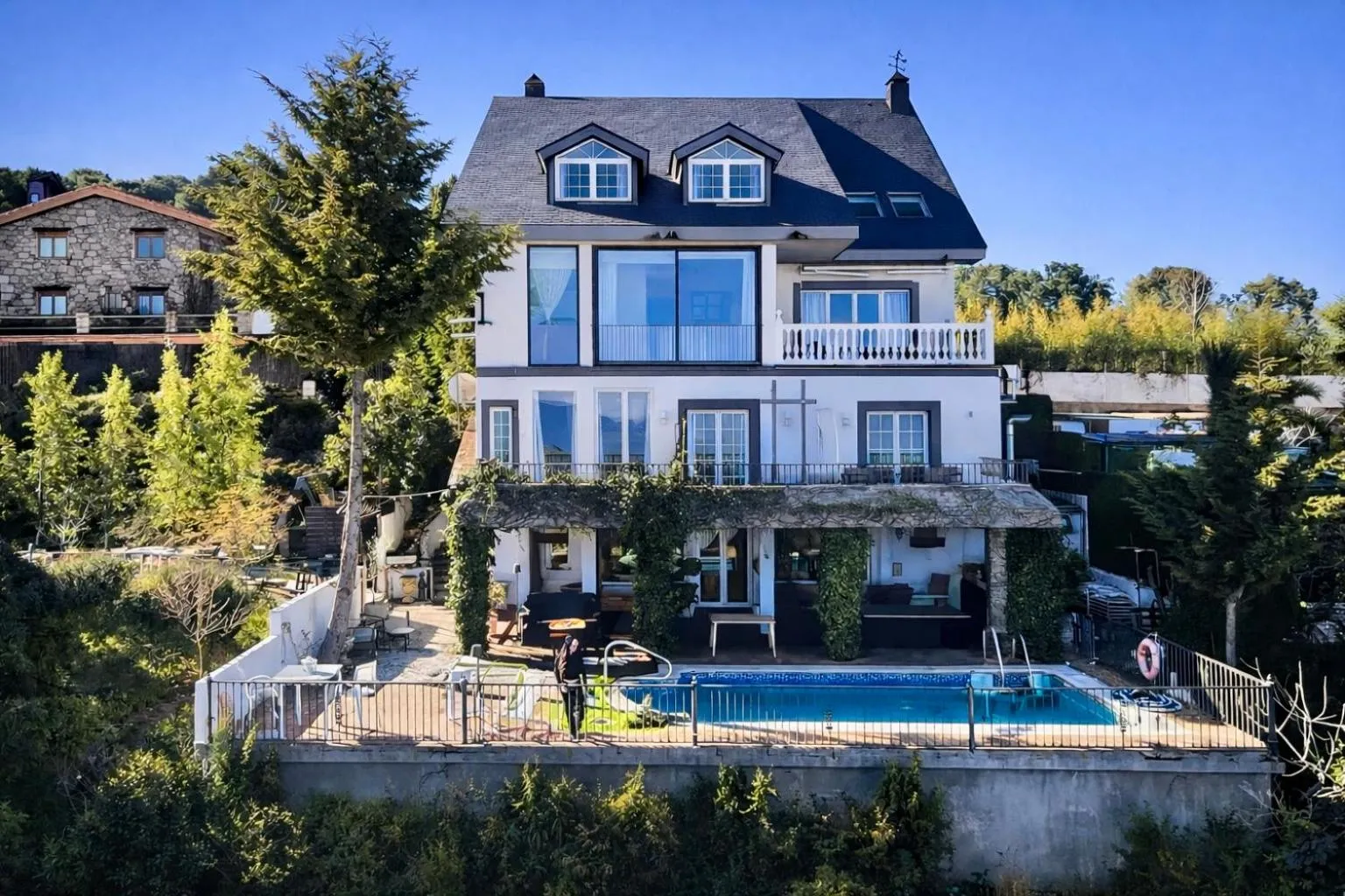 Property building in Hotel El Balcon de las nieves