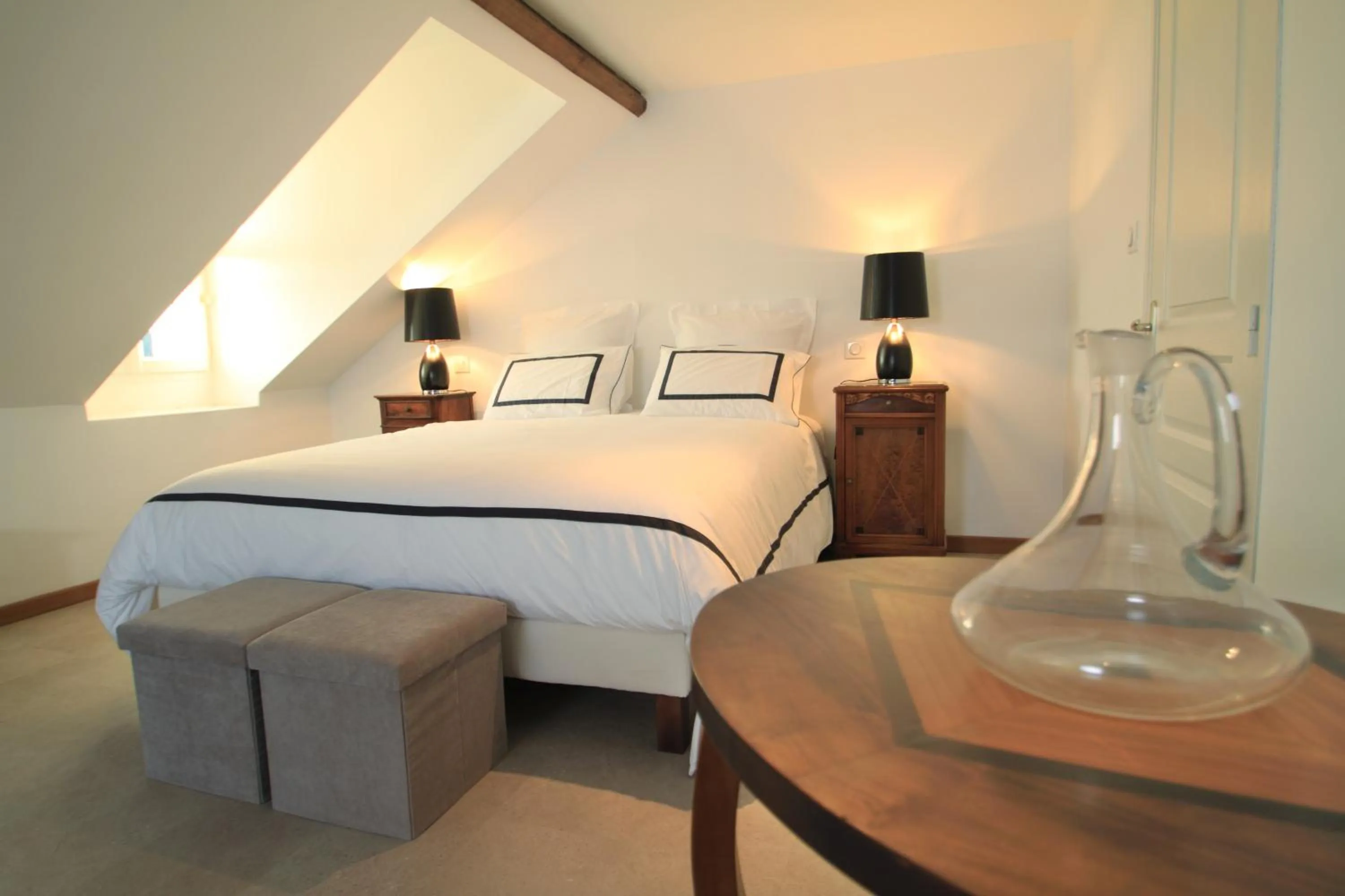 Photo of the whole room, Bed in Hôtel SPA Le Miel des Muses