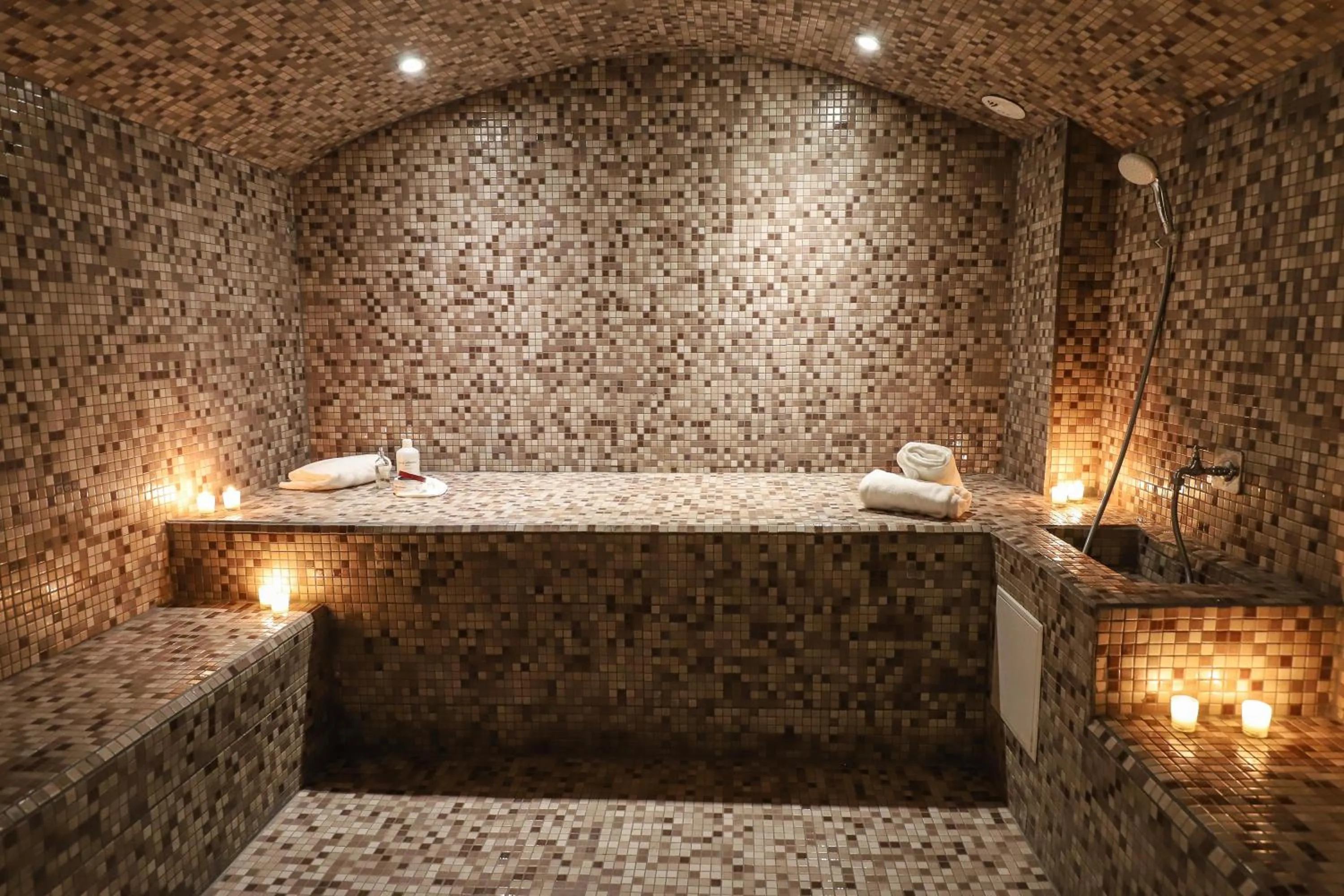 Spa and wellness centre/facilities in Hôtel SPA Le Miel des Muses