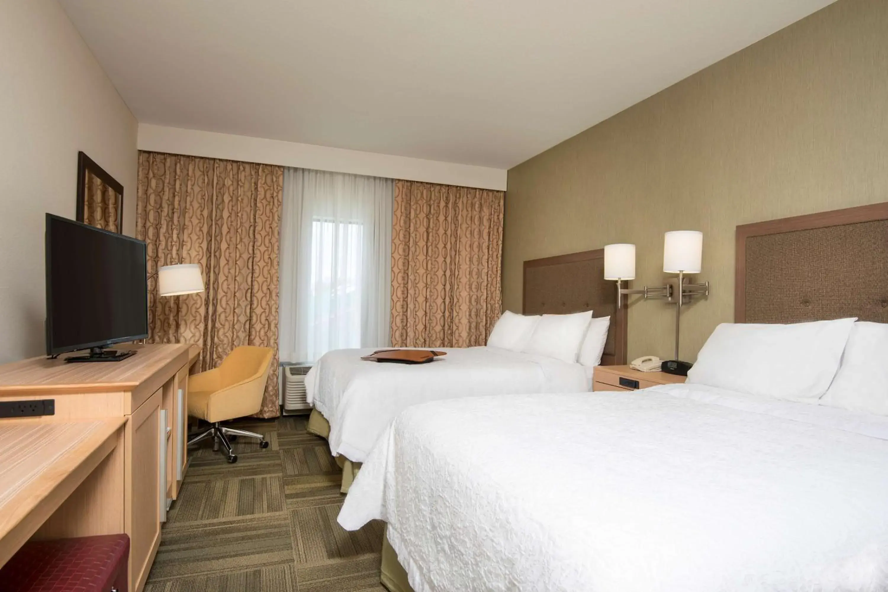 Bed in Hampton Inn Kalamazoo Bed in Hampton Inn Kalamazoo