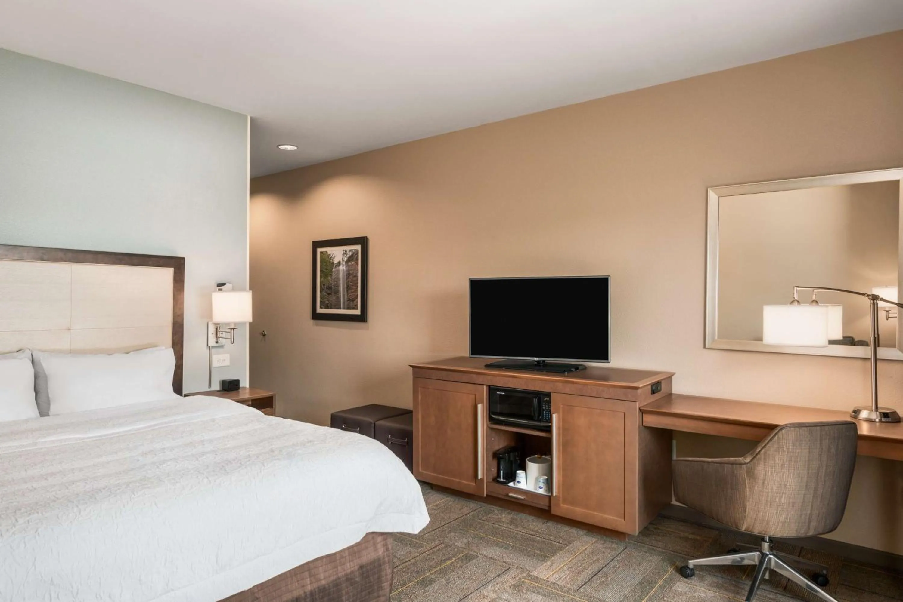 Bed in Hampton Inn & Suites - Lavonia, GA