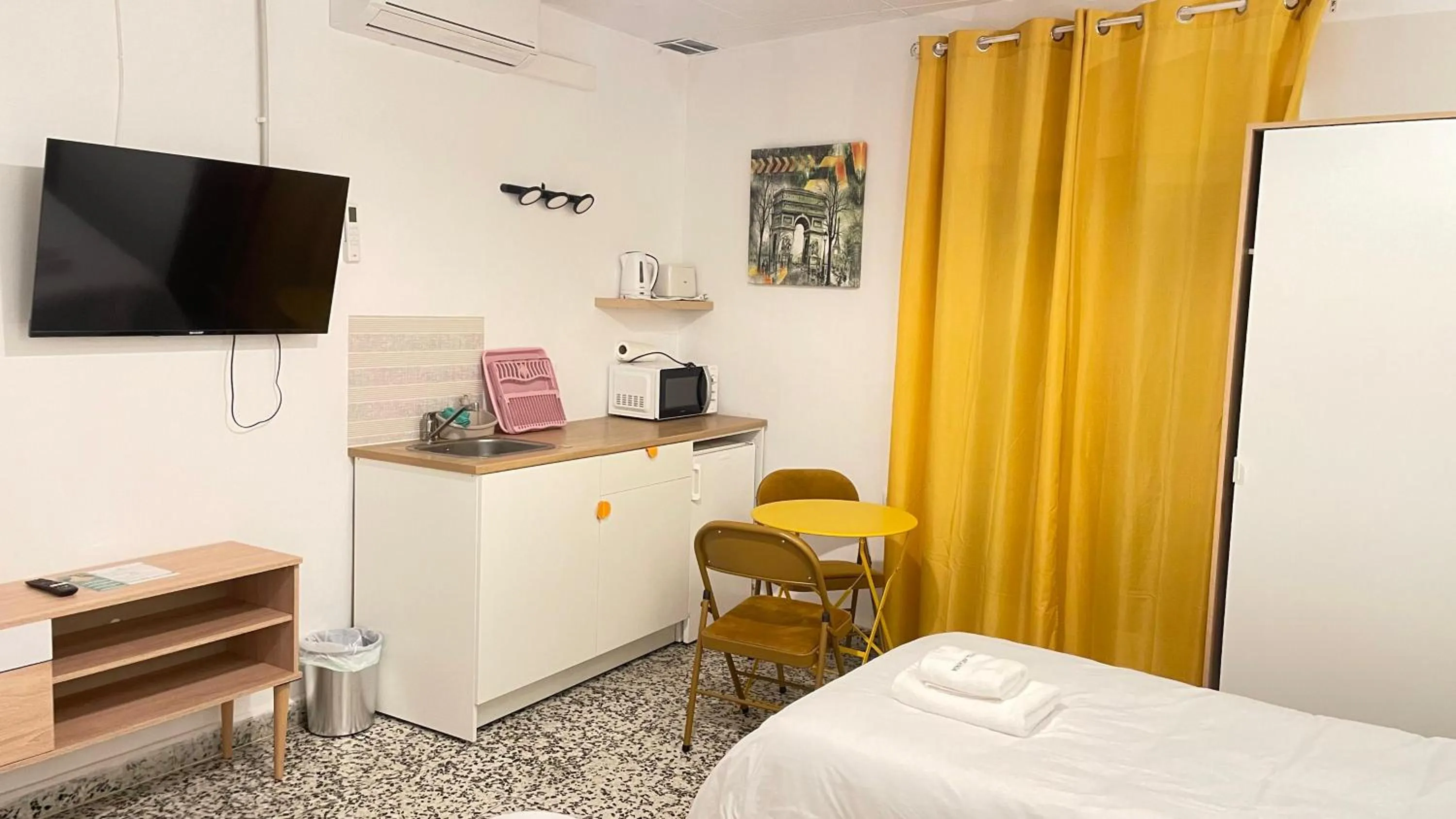 Kitchen or kitchenette, Bed in Hotel Arganda