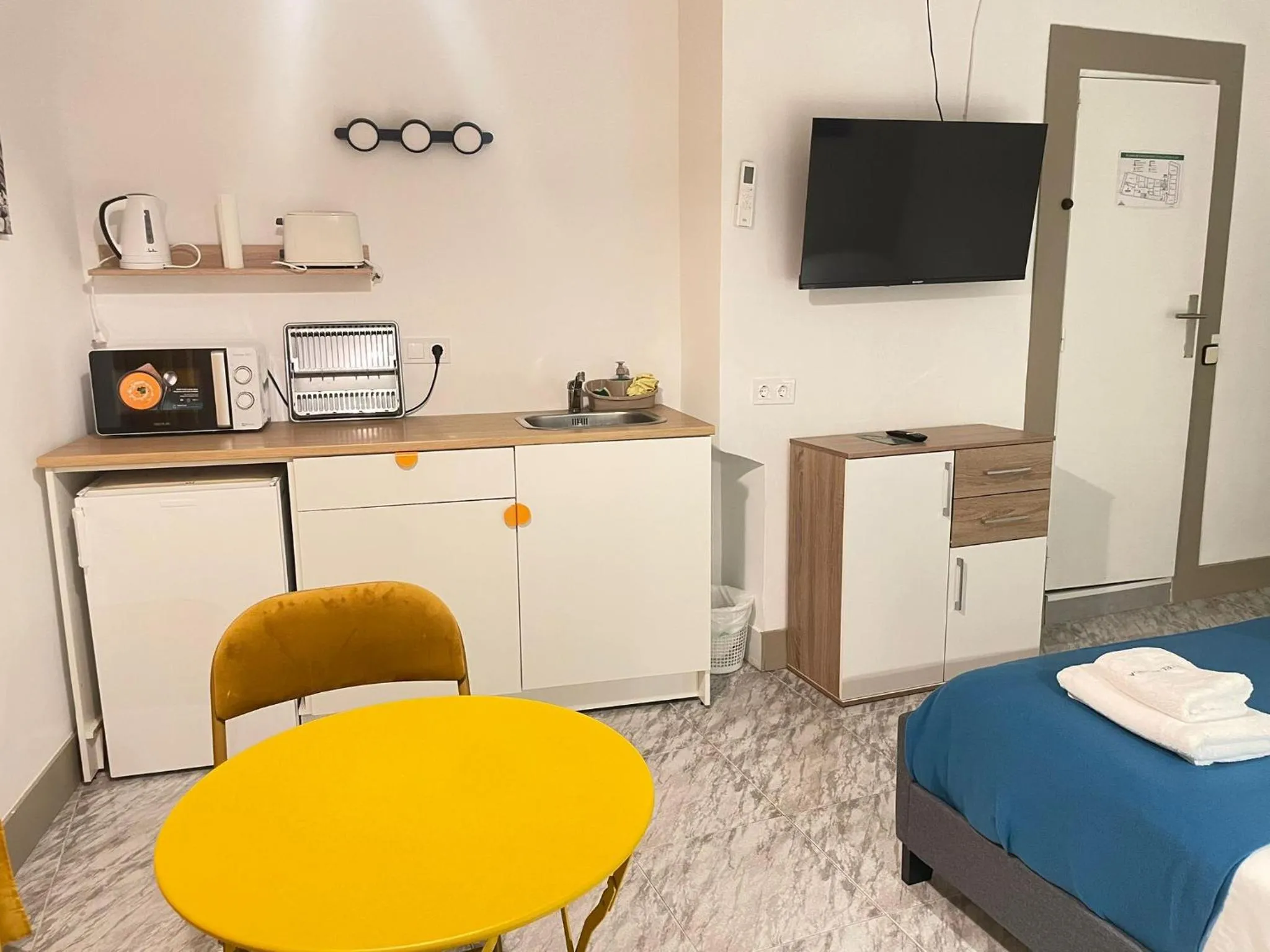 Kitchen or kitchenette, Bed in Hotel Arganda