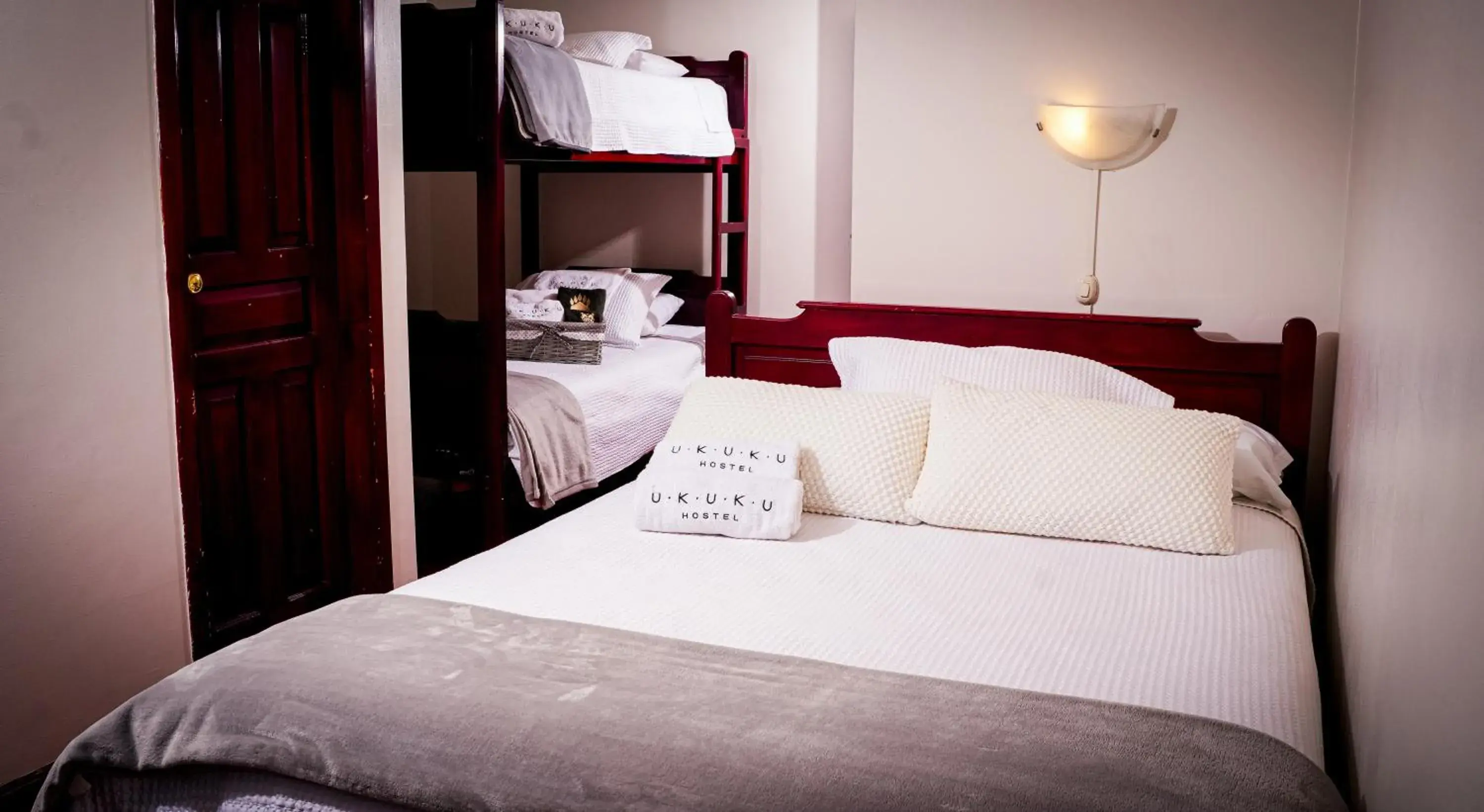 Comfort Triple Room in Ukuku Hostel & Rooftop - Quito Comfort Triple Room in Ukuku Hostel & Rooftop - Quito