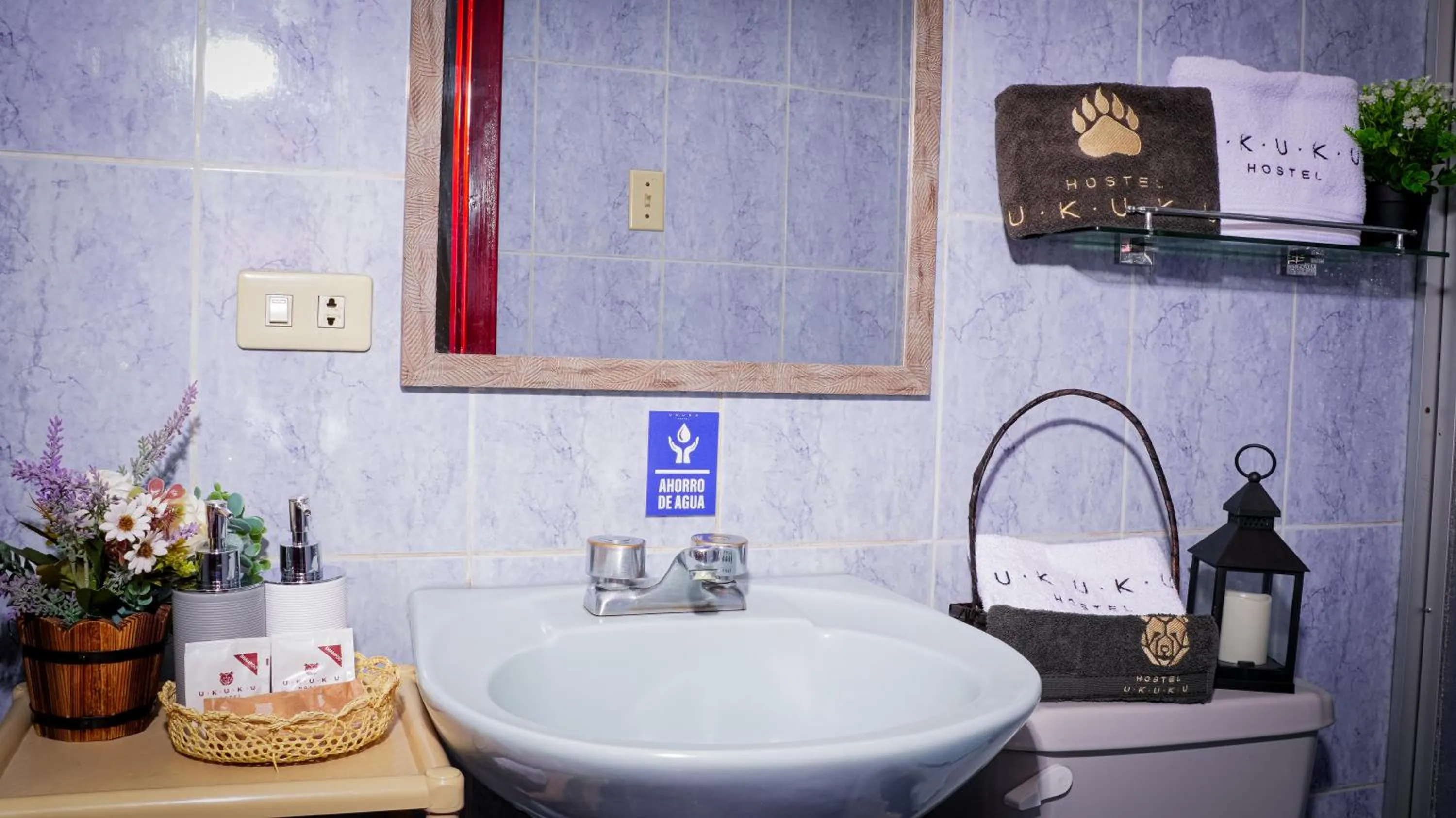 Bathroom in Ukuku Hostel & Rooftop - Quito