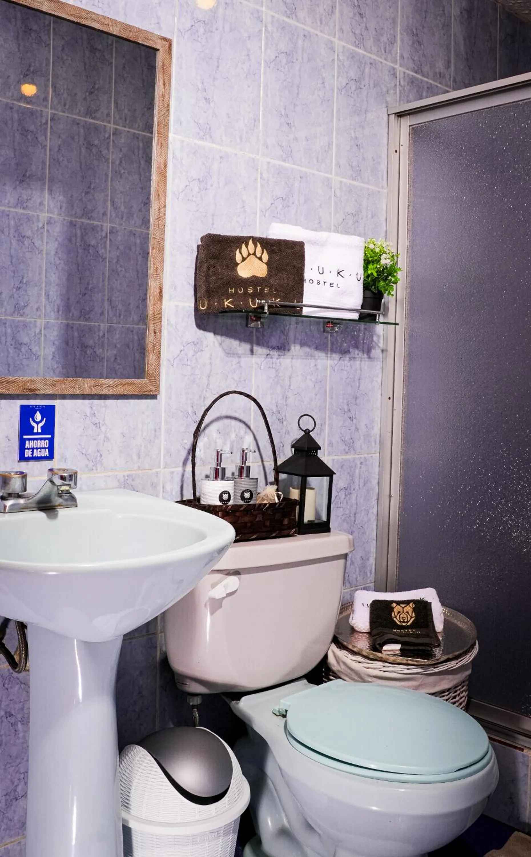 Bathroom in Ukuku Hostel & Rooftop - Quito