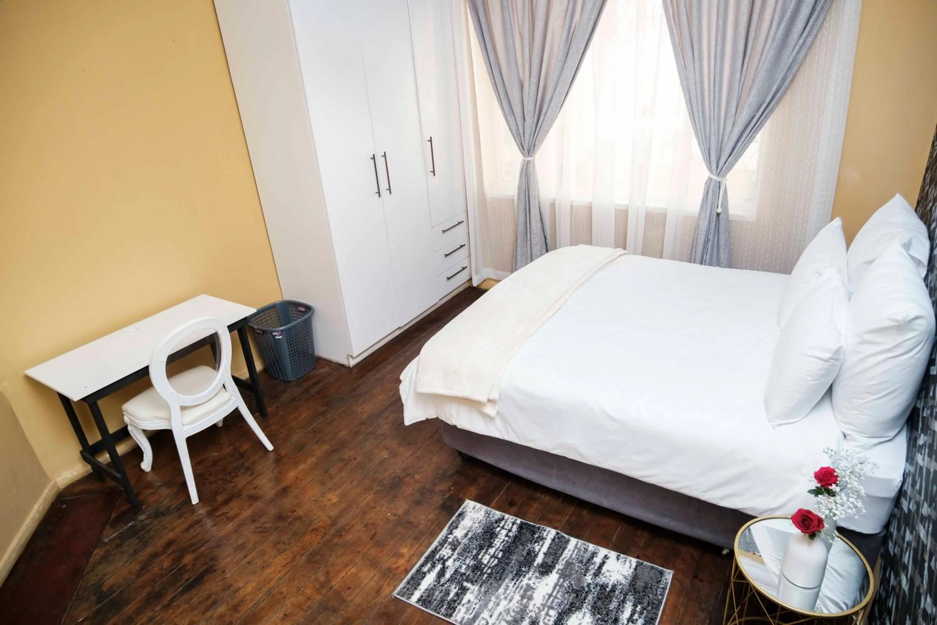 Photo of the whole room, Bed in Izimbalizethu