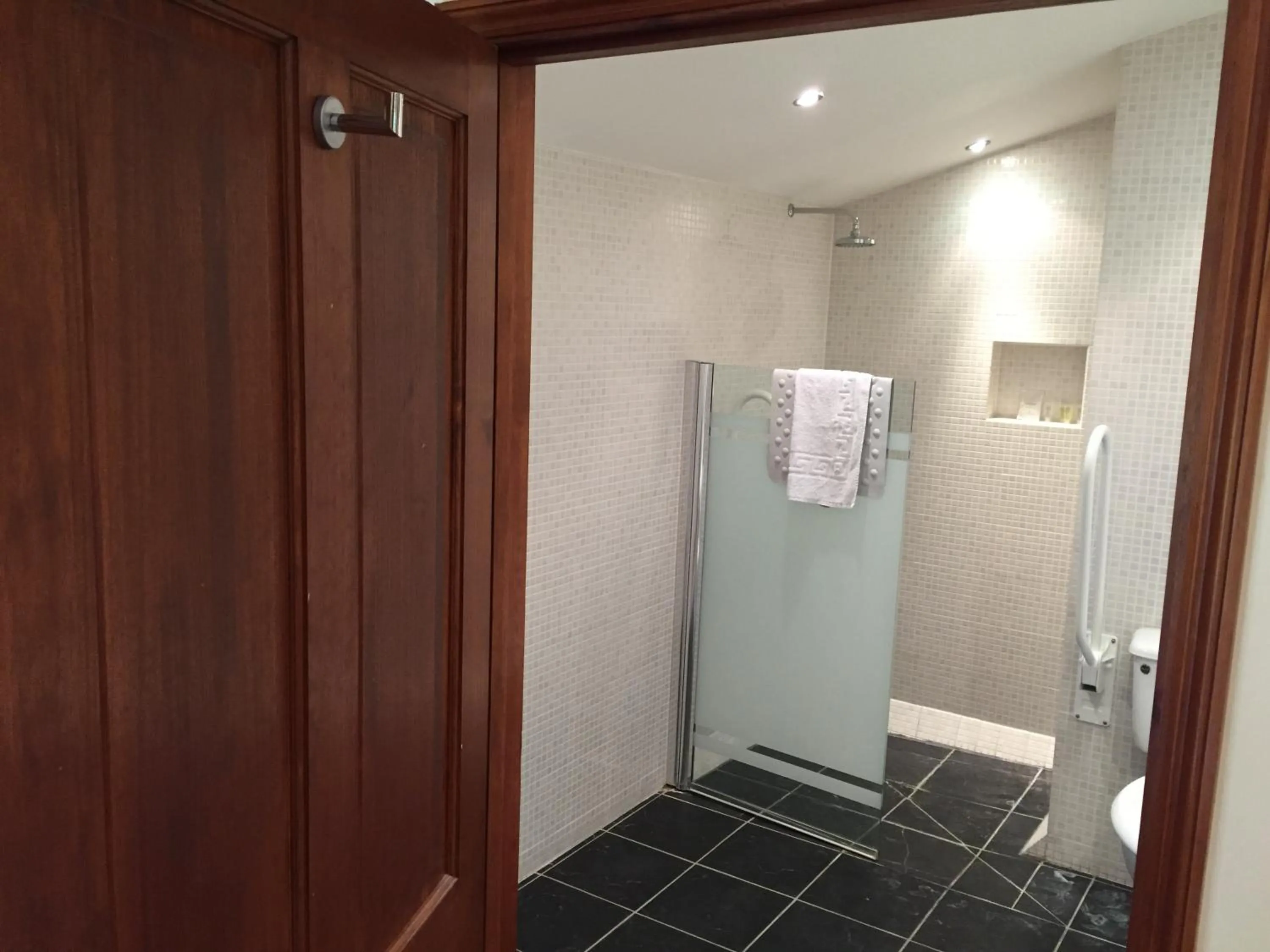 Shower in Heritage Grange at Thurston, Hotel