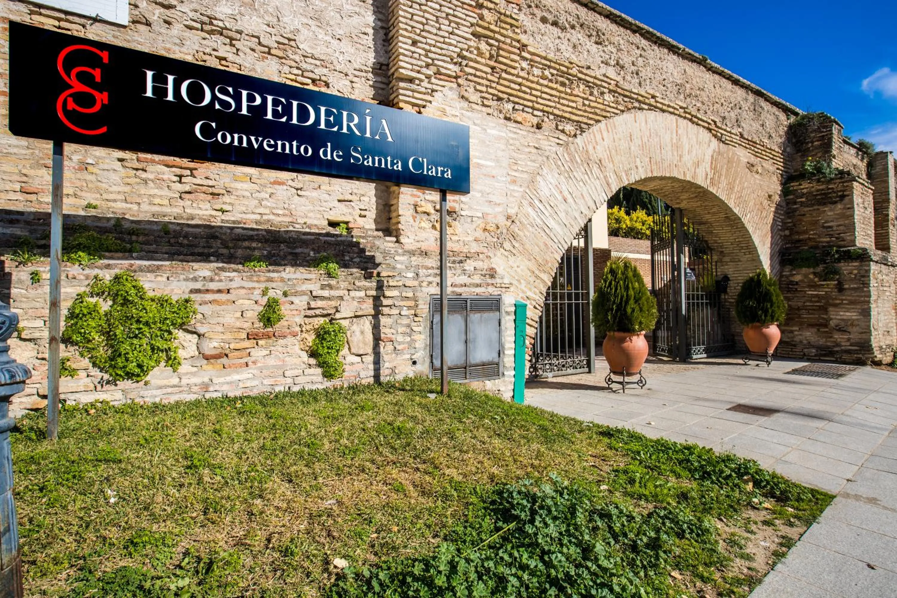 Facade/entrance in Hospedería Convento de Santa Clara