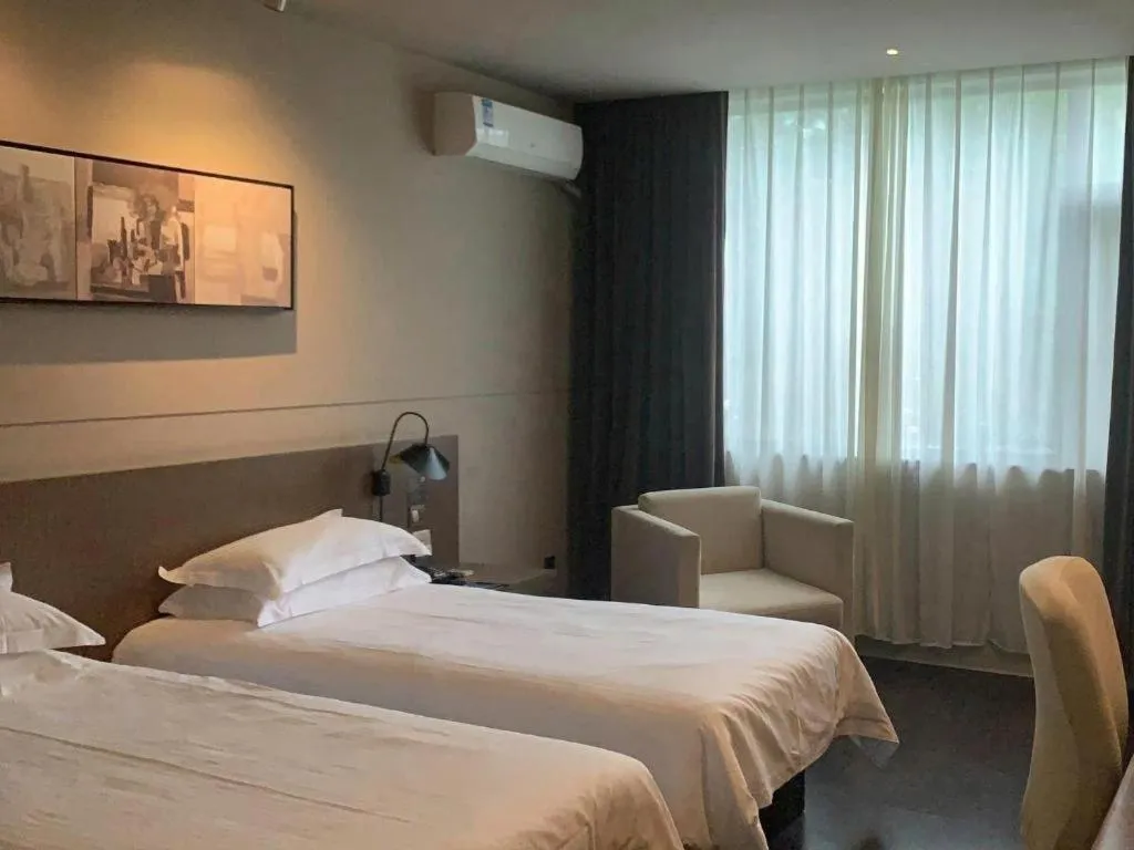 Bed in Jinjiang Inn Select Shanghai Pudong Airport