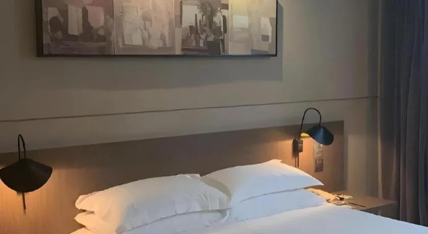 Bed in Jinjiang Inn Select Shanghai Pudong Airport