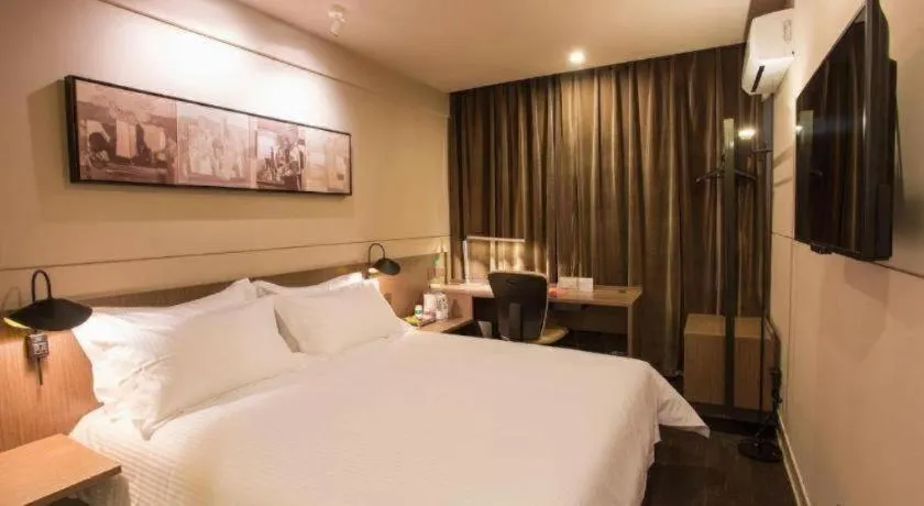 Bed in Jinjiang Inn Select Shanghai Pudong Airport