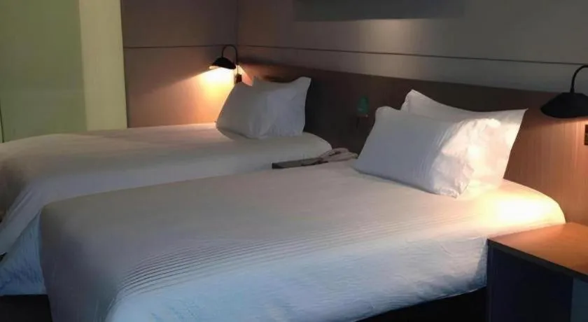 Bed in Jinjiang Inn Select Shanghai Pudong Airport