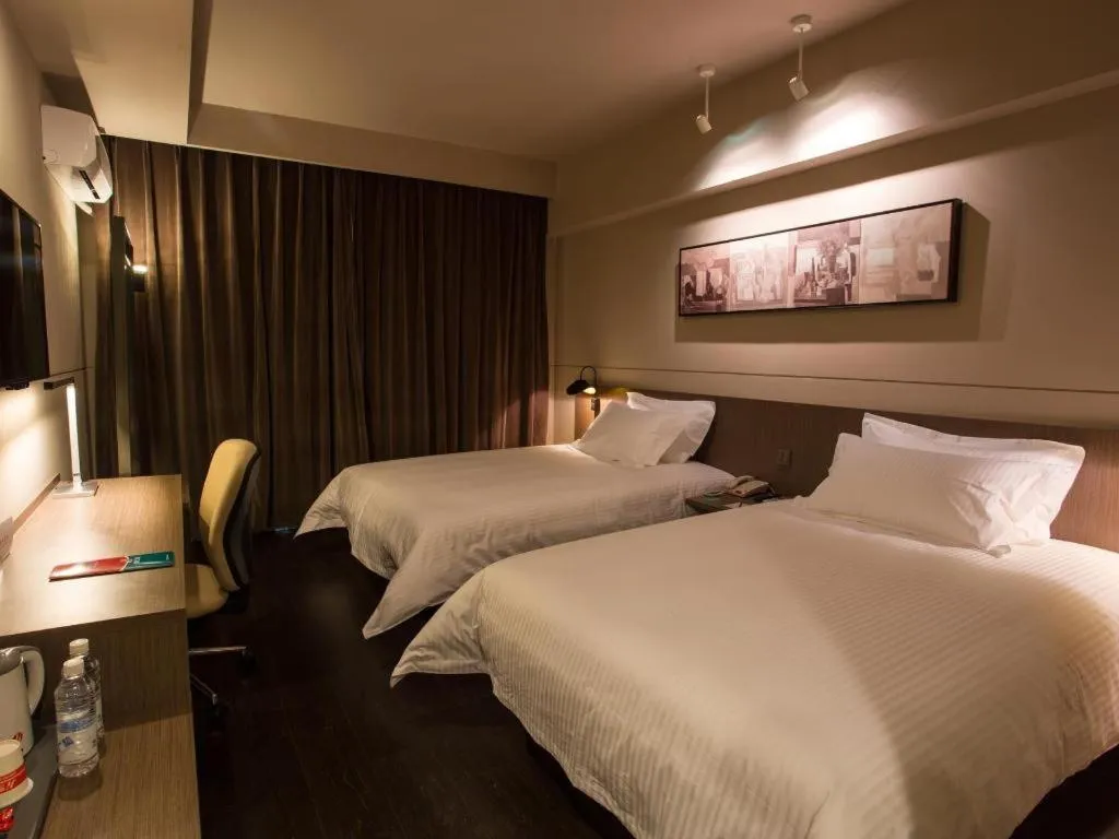 Bed in Jinjiang Inn Select Shanghai Pudong Airport