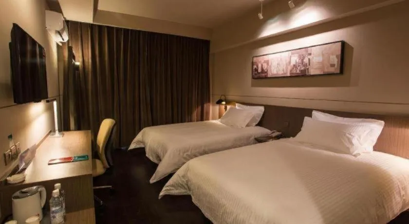 Bed in Jinjiang Inn Select Shanghai Pudong Airport