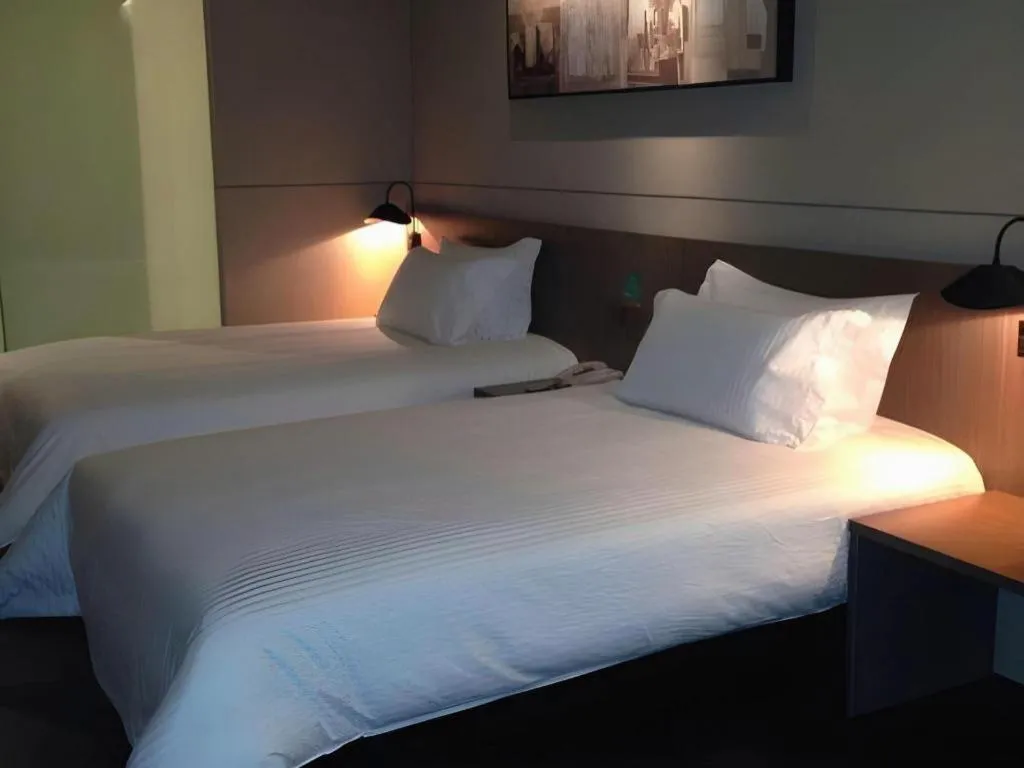 Bed in Jinjiang Inn Select Shanghai Pudong Airport
