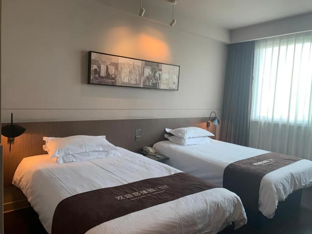 Bed in Jinjiang Inn Select Shanghai Pudong Airport