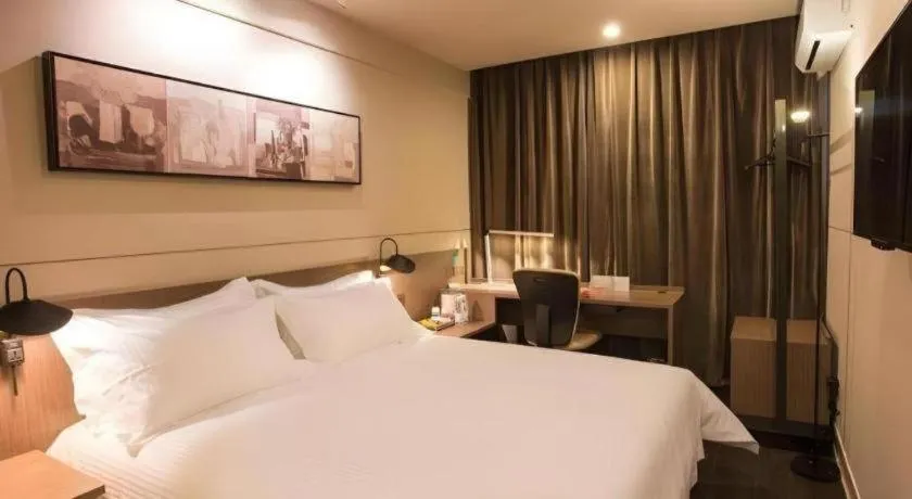 Bed in Jinjiang Inn Select Shanghai Pudong Airport