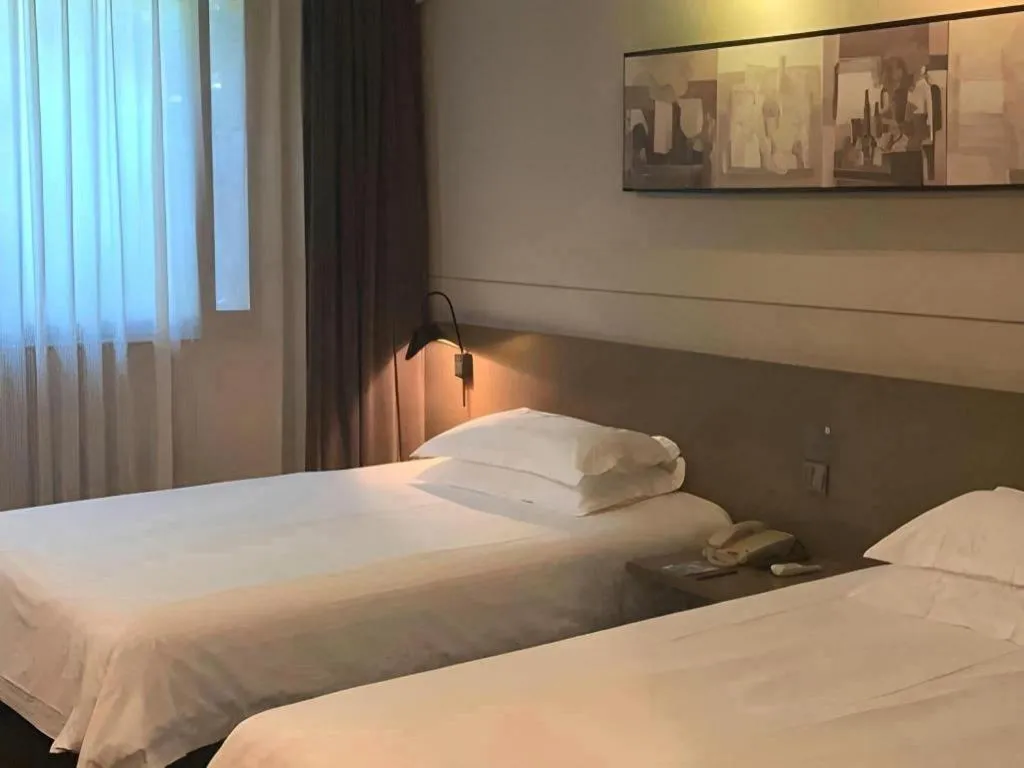 Bed in Jinjiang Inn Select Shanghai Pudong Airport