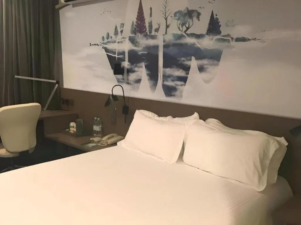 Bed in Jinjiang Inn Select Shanghai Pudong Airport