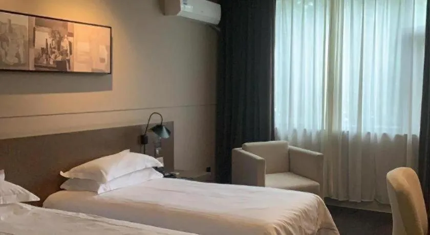 Bed in Jinjiang Inn Select Shanghai Pudong Airport