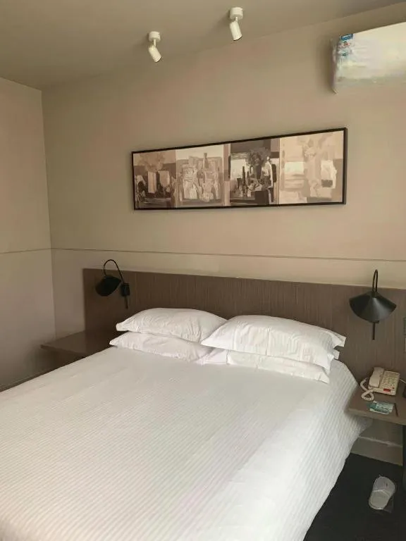 Bed in Jinjiang Inn Select Shanghai Pudong Airport