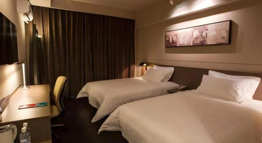 Bed in Jinjiang Inn Select Shanghai Pudong Airport