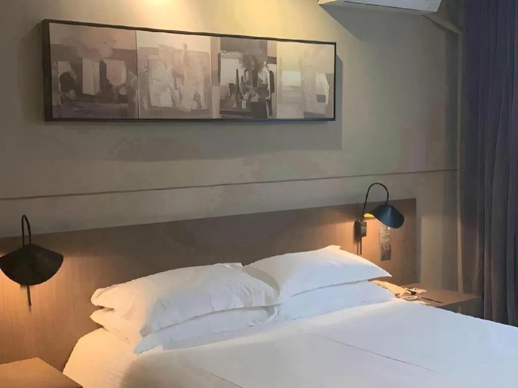 Bed in Jinjiang Inn Select Shanghai Pudong Airport
