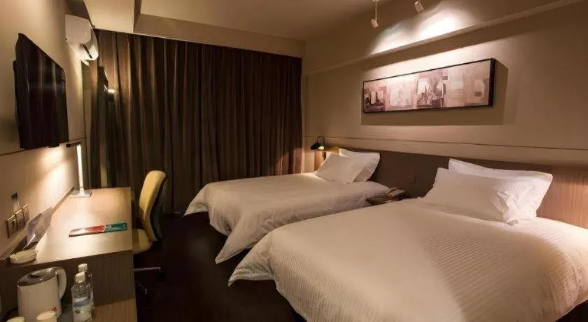 Bed in Jinjiang Inn Select Shanghai Pudong Airport