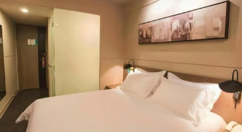 Bed in Jinjiang Inn Select Shanghai Pudong Airport