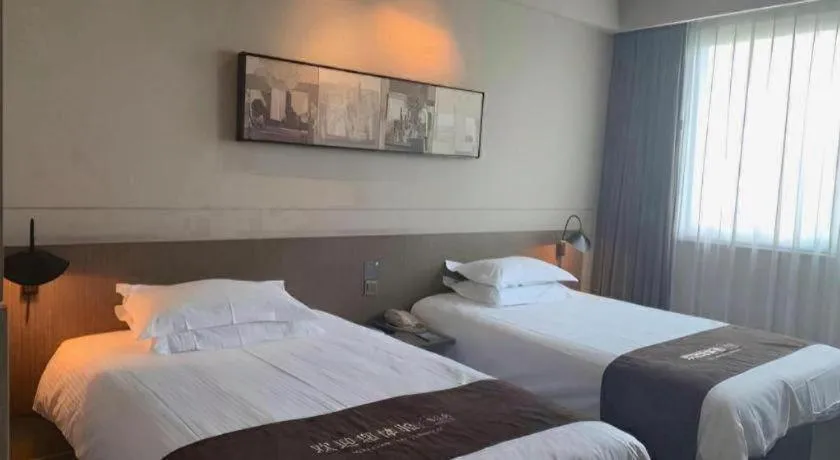 Bed in Jinjiang Inn Select Shanghai Pudong Airport