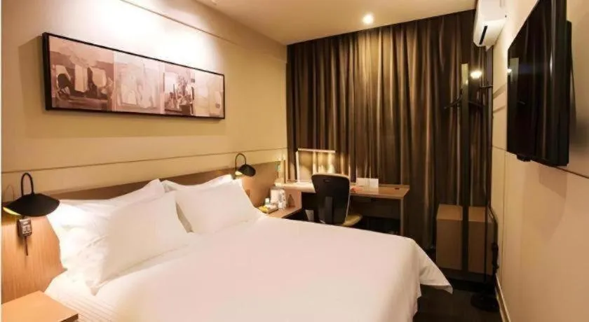 Bed in Jinjiang Inn Select Shanghai Pudong Airport
