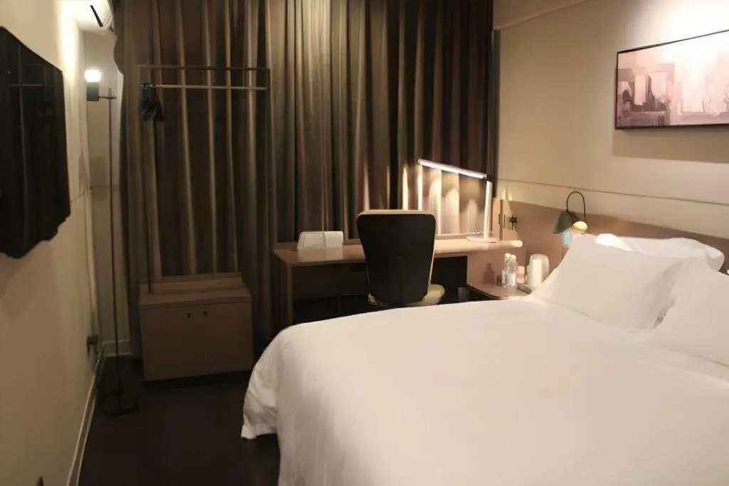 Bed in Jinjiang Inn Select Shanghai Pudong Airport