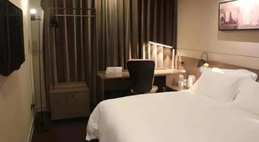 Bed in Jinjiang Inn Select Shanghai Pudong Airport