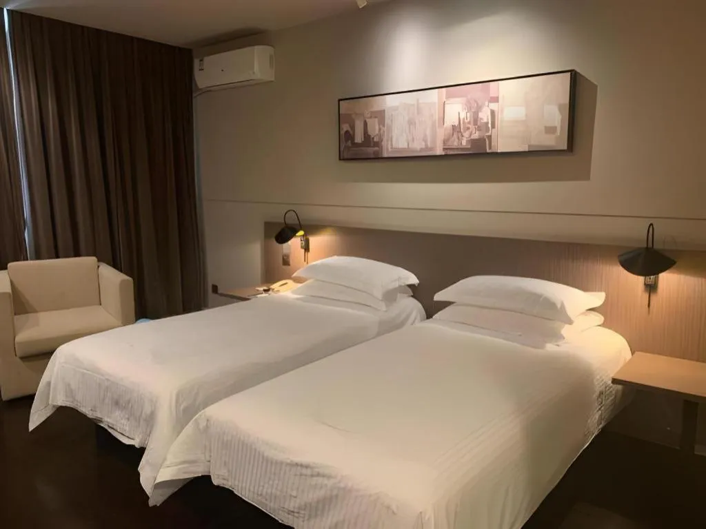Bed in Jinjiang Inn Select Shanghai Pudong Airport