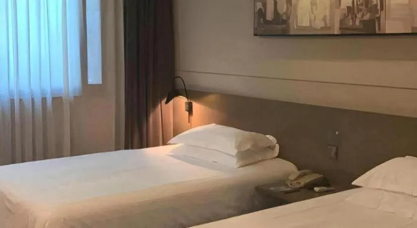 Bed in Jinjiang Inn Select Shanghai Pudong Airport
