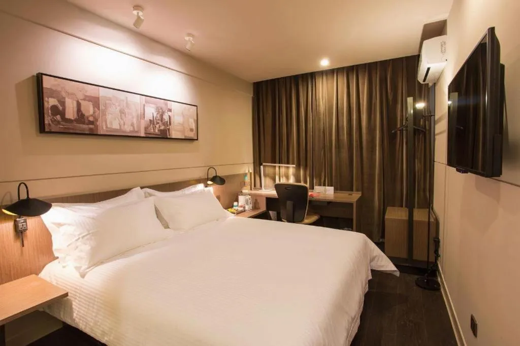 Bed in Jinjiang Inn Select Shanghai Pudong Airport